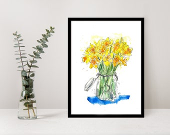 Pode incluir: Uma pintura em aquarela de um buquê de narcisos amarelos em um jarro de vidro transparente. As flores são dispostas em um estilo solto e natural, e o jarro está sentado em um fundo azul de aquarela.