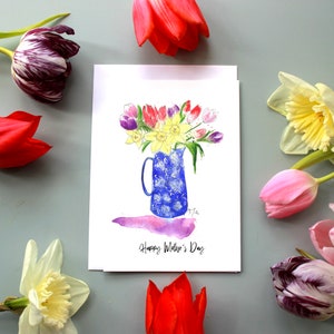 cartão de narciso e tulipas de dia das mães em vaso azul, cartão personalizado de aniversário de dia das mães de narciso e tulipas vaso azul