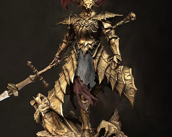 Könnte beinhalten: Eine goldfarbene Kriegerfigur in Rüstung mit einem hohen, verzierten Helm und rotem Federbusch. Die Figur trägt eine komplexe Plattenrüstung, hält einen langen Speer und steht auf einem felsigen Sockel. Der Text TANUKI FIGURES ist oben links zu sehen.