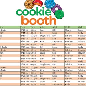 Puede incluir: Un cartel de puesto de galletas verde y naranja con el texto "cookie booth" en blanco. Una tabla con un horario de ubicaciones, fechas, horas y nombres para una recaudación de fondos de puesto de galletas.