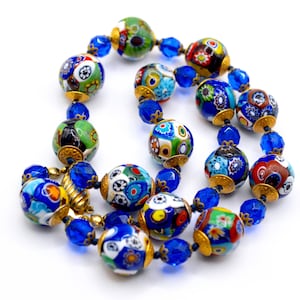 Vintage venezianische Millefiori blau rot grün gelbe runde Glasperlen auf original geknüpftem Faden. Selten und schön. Sammlerstück.