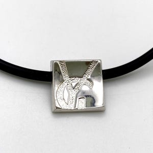 Collar con monograma vintage auténtico de YSL Yves Saint Laurent Francia en plata 925. Único. Precioso. Firmado. De diseñador. Atemporal.