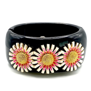 KJL Kenneth Jay Lane Black Daisy Resin Armreif - Designer Klapparmband