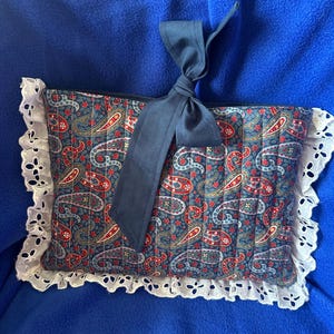 Funda acolchada para Biblia con lazo, diseño de cachemira azul con ribete de encaje, funda para libro, protector para Biblia, tamaño grande