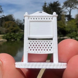 Letrero de ciudad en miniatura con estrellas en escala N, color blanco, estilo victoriano, ensamblado