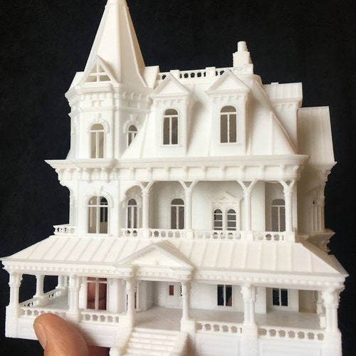Miniatyr viktoriansk herrgård nr 12 "Madam Sally House" monterad gotisk