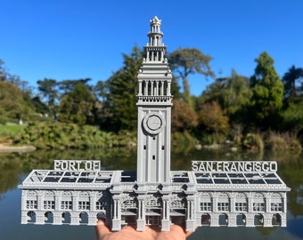 Puede incluir: Un modelo 3D impreso en gris del Ferry Building de San Francisco. El modelo incluye la torre del reloj y las palabras "PORT OF" y "SAN FRANCISCO" en el techo.
