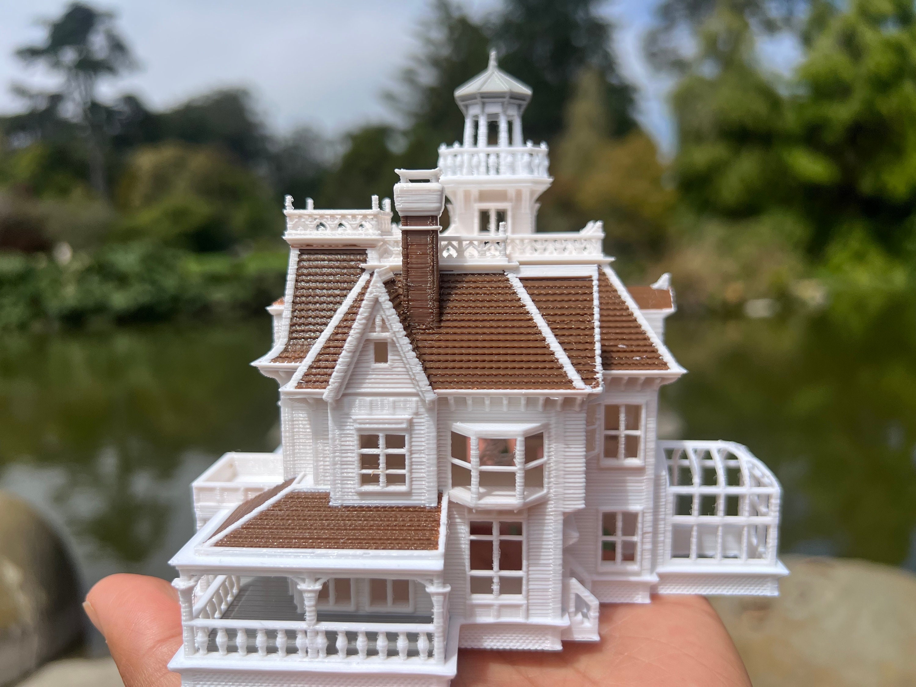 COLOR Miniature N-scale Practical Magic Victorian House Built and