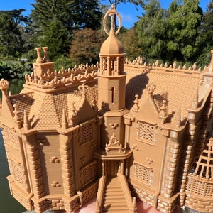 The Carpenter Mansion - Brown Tudor Gothic Haunted House von GoldRushBay Maßstab N 1:160 Fertig montiert und gebaut