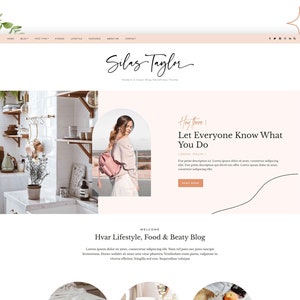 Op de afbeelding: Een website-homepage voor een lifestyle-, food- en beautyblog genaamd "Hvar Lifestyle, Food & Beaty Blog". De website toont een foto van een vrouw in een witte jurk en een roze rugzak die in een keuken staat. De tekst "Hey there! Let Everyone Know What You Do" wordt weergegeven in een roze vak op de website.