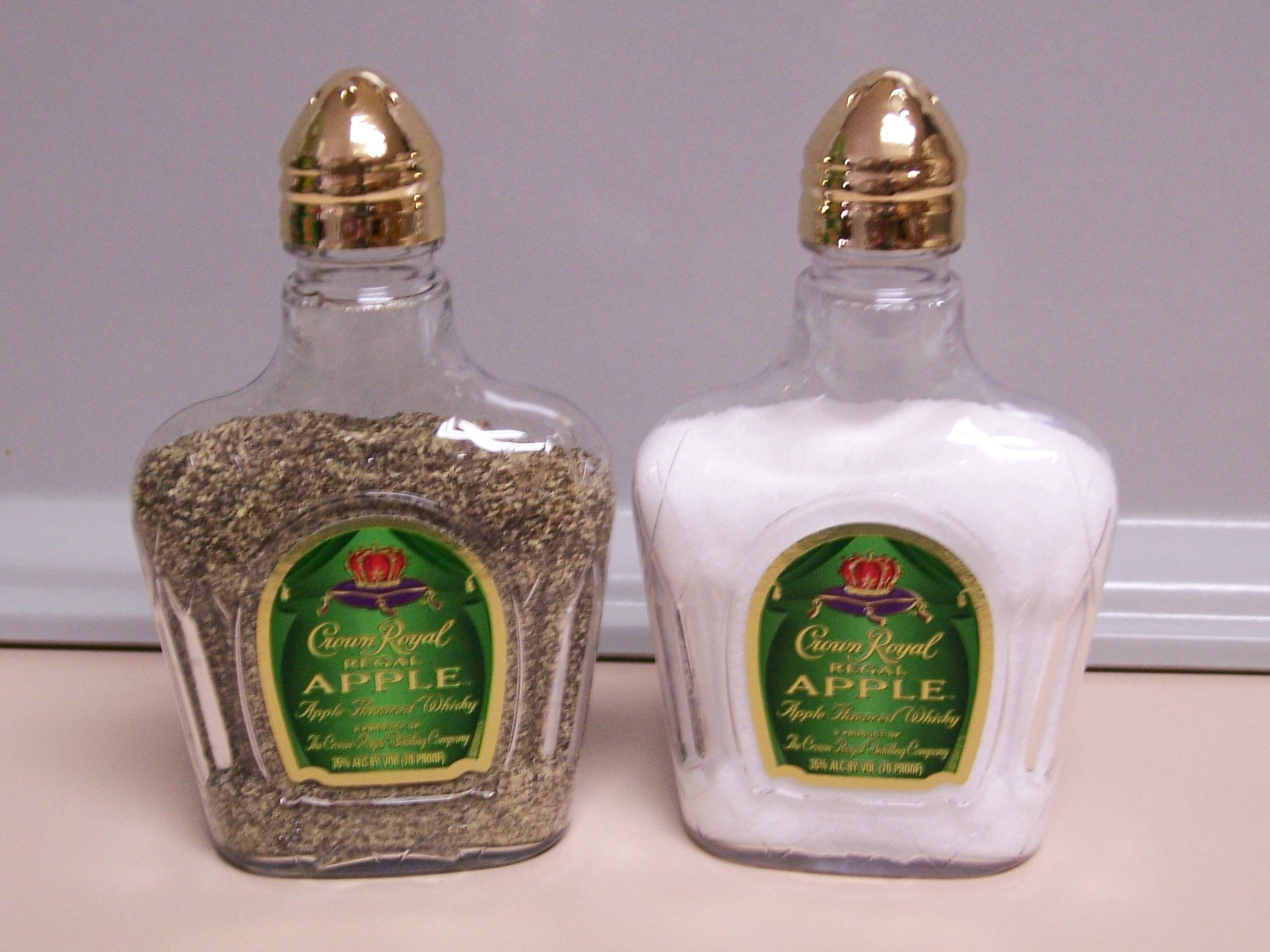 Details about   SOUTHERN COMFORT ORIGINAL Miniature Bottle Salt & Pepper Shakers w/ Crown Tops 