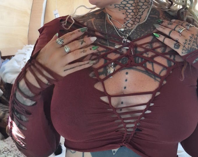 L red longsleeve crop top cutout cut out ombre batik top tank top yoga goa psy ethno boho graphic fire save pattern psi festival halterneck
