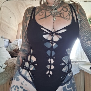 body découpé, découpes, fétichisme, festival gogo, punk noir, goa psy, pole dance sacrée, yoga, danse, tissage, fente, alzahea, hula hoop, ignifugé