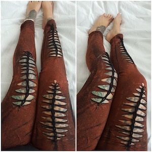 Puede incluir: Leggings marrones con costuras y recortes negros. Los leggings tienen un aspecto desgastado y están hechos de una tela suave y cómoda.
