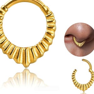 Könnte beinhalten: Ein goldfarbener Septumring mit einem strukturierten, wellenförmigen Design. Der Ring wird in mehreren Ansichten gezeigt, darunter eine in Gebrauch an einer Nase. Der Schmuck besteht aus glänzendem Metall.