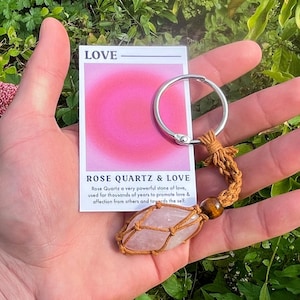 Liebe Kristall Schlüsselanhänger | Edelstein Schlüsselanhänger für Zuneigung | Rosenquarz Trommelstein Geschenk für sie | Charme für wahre Liebe und Beziehungen
