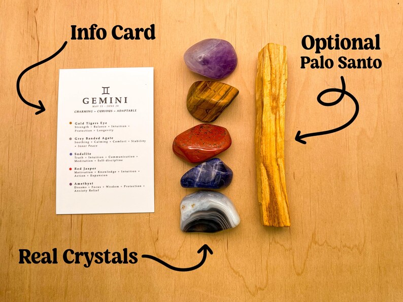 Peut inclure: Un ensemble de sept cristaux naturels, comprenant de l'am&eacute;thyste, de l'&oelig;il de tigre, du jaspe rouge, de la sodalite, de l'agate ruban&eacute;e grise et d'une agate claire, dispos&eacute;s verticalement sur une surface en bois. Une carte d'information avec le signe du zodiaque G&eacute;meaux et une description des cristaux est incluse. Un b&acirc;ton de Palo Santo en option est &eacute;galement inclus.
