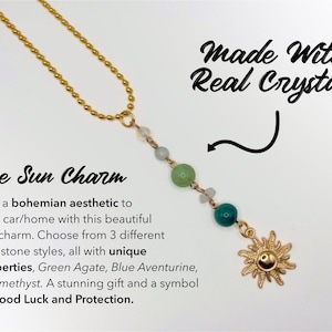 Puede incluir: Un collar con un colgante de sol dorado, una cadena y cuentas de piedras preciosas. El colgante tiene un dise&ntilde;o de sol y est&aacute; acompa&ntilde;ado por el texto "Made With Real Crystals" y "The Sun Charm."