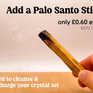 Peut inclure: Un b&acirc;tonnet de Palo Santo brun fumant et d&eacute;gageant de la fum&eacute;e. Le texte "Add a Palo Santo Stick only &pound;0.60 extra &euro;0.71 | $0.77" est visible. Le texte "Used to cleanse & recharge your crystal set" est &eacute;galement visible.
