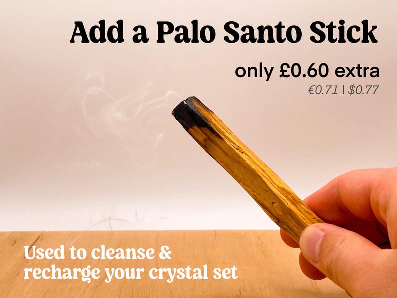 Peut inclure: Un b&acirc;tonnet de Palo Santo brun fumant et d&eacute;gageant de la fum&eacute;e. Le texte "Add a Palo Santo Stick only &pound;0.60 extra &euro;0.71 | $0.77" est visible. Le texte "Used to cleanse & recharge your crystal set" est &eacute;galement visible.