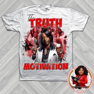 Puede incluir: Camiseta blanca con un gráfico rojo y blanco de un hombre sosteniendo un micrófono y un vaso de líquido. El gráfico incluye el texto "The Truth Don't Need Motivation".
