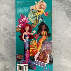 Pode incluir: Caixa de bonecas Cool Teen Ariel e suas amigas Ariel Teenager. A caixa apresenta um fundo azul com imagens das bonecas e um texto que diz "Cool Teen Ariel Ariel Teenager e suas amigas et ses amis teenager".