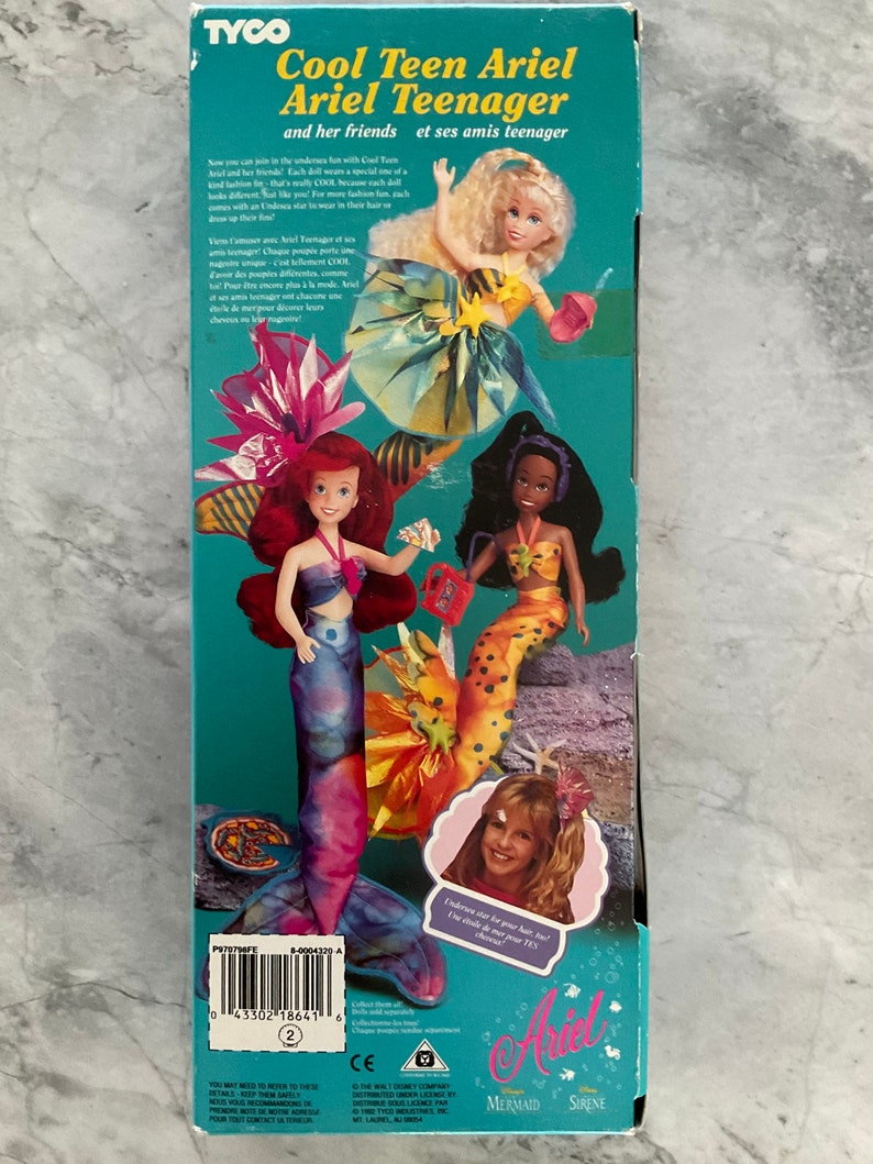 Pode incluir: Caixa de bonecas Cool Teen Ariel e suas amigas Ariel Teenager. A caixa apresenta um fundo azul com imagens das bonecas e um texto que diz "Cool Teen Ariel Ariel Teenager e suas amigas et ses amis teenager".