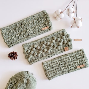 Puede incluir: Tres diademas de crochet verde con diferentes patrones de puntadas. Cada diadema tiene una pequeña etiqueta de madera adjunta con el texto "Love is Sewn".
