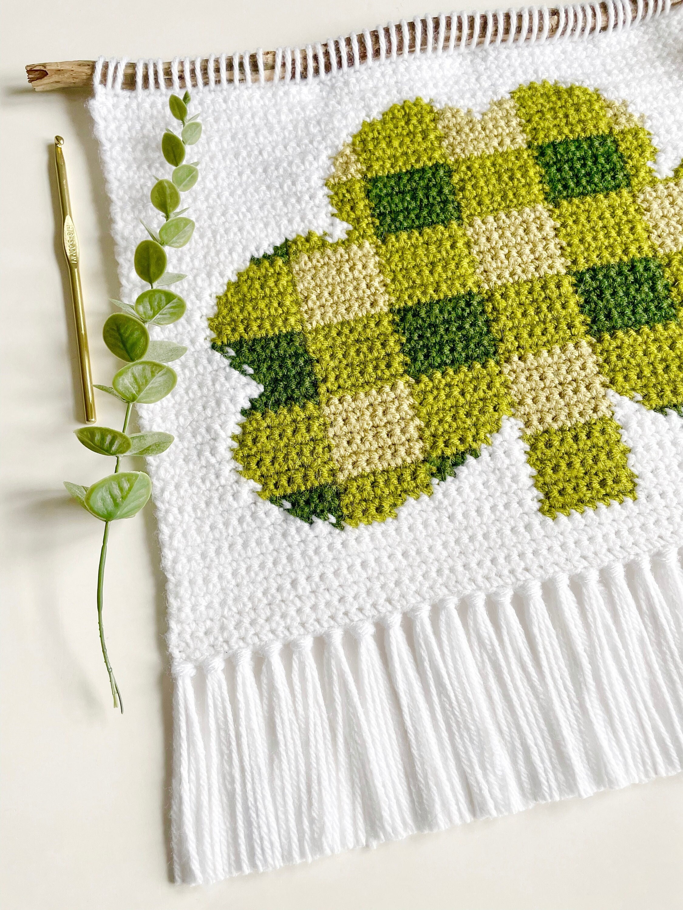 34 Fun Crochet Clover Patterns Perfect for St. Patrick’s Day 12 Crochet Pattern The Plaid Clover Wall Hanging Crochet