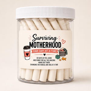 Könnte beinhalten: Ein durchsichtiges Kunststoffglas mit weißem Schraubdeckel, gefüllt mit weißen Papierrollen. Das Etikett lautet: Surviving Motherhood One Day At A Time, 60 days of feel-good and funny for all the amazing moms out there, changing the world, one hug at a time.