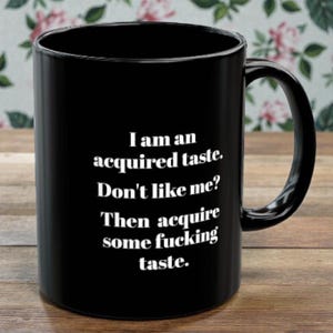 Caneca "Gosto Adquirido" - Caneca de Café Ousada e Divertida com Atitude | Caneca de Cerâmica Moderna | Presente Descolado para Adultos, Amigos e Colegas de Trabalho