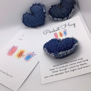 Pocketknuffel - denim cadeau in zakformaat voor dierbaren op lange afstand - virtuele knuffel - liefde sturen van ver