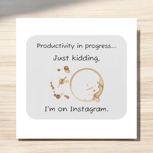 Puede incluir: Una tarjeta blanca con una mancha de café y el texto "Productividad en progreso...  Es broma, estoy en Instagram."