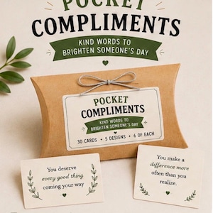 Peut inclure: Une boîte coussin en papier kraft brun nouée avec une ficelle argentée, étiquetée Pocket Compliments Kind Words to Brighten Someone's Day. Deux petites cartes rectangulaires sont présentées devant, avec du texte et des motifs de feuilles.
