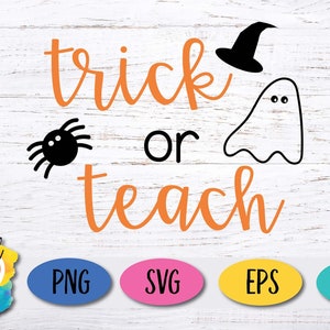 以下が含まれることがあります： 白い木製の背景にオレンジ色の文字で「trick or teach」と書かれており、黒いクモ、幽霊、魔女の帽子が描かれています。