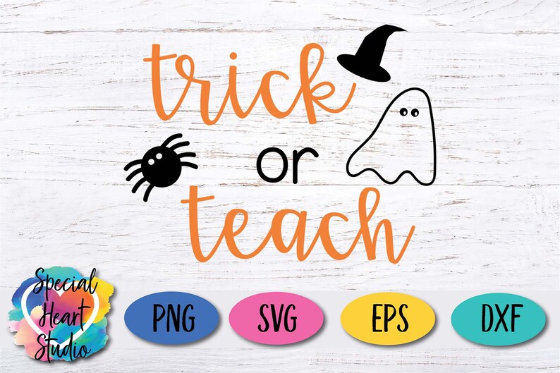 以下が含まれることがあります： 白い木製の背景にオレンジ色の文字で「trick or teach」と書かれており、黒いクモ、幽霊、魔女の帽子が描かれています。
