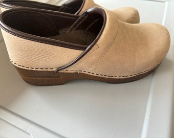 Dansko NWT Professional Oiled Full Grain beige clogs