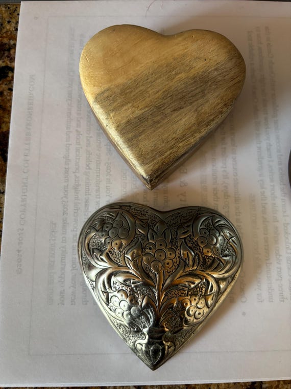 Valentine NWOT Pottery Barn heart wooden silver top trinket box Tommy Bahama candle View 4