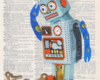 Puede incluir: Un robot de juguete azul y amarillo con un mecanismo de cuerda de llave. El robot sostiene una llave en su mano derecha. El robot está de pie en una página de un diccionario con la palabra "grasp" resaltada.