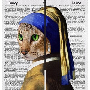 以下が含まれることがあります： 「真珠の耳飾りの少女」をモチーフにした、猫の顔が描かれた遊び心のあるデザイン。猫は青いスカーフと真珠のイヤリングを身につけ、背景は辞書ページです。「ARTNWORDZ」と「Feline」の文字が見えます。