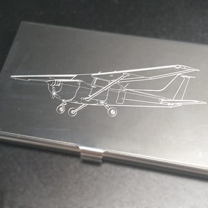 Cessna 172 Skyhawk Gravierte Debit-Visitenkartenhalter - 2 Flugzeugdesigns zur Auswahl - Hervorragendes Piloten-Instruktor-Networking-Geschenk