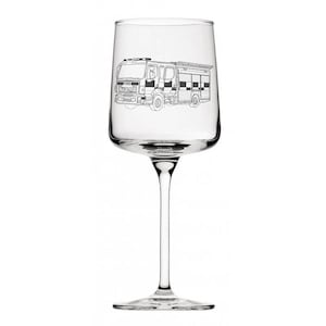 Könnte beinhalten: Ein klares Weinglas mit langem Stiel und breitem Kelch. Auf der Vorderseite des Glases ist eine Schwarz-Weiß-Illustration eines Feuerwehrautos aufgedruckt. Das Glas ist für Wein konzipiert.