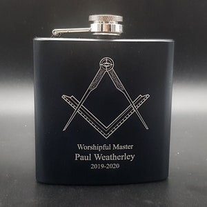 Könnte beinhalten: Schwarze Edelstahl-Trinkflasche mit silbernem Deckel und eingraviertem freimaurerischem Symbol. Der Text "Worshipful Master Paul Weatherley 2019-2020" ist unterhalb des Symbols eingraviert.