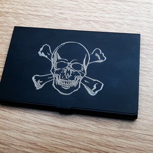 Gothic Emo Skull Crossbones Black Credit Debit Visitekaarthouder - Veel graveeropties
