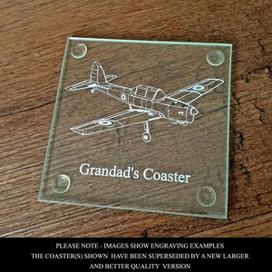 Op de afbeelding: Een glazen onderzetter met een geëtst wit ontwerp van een vintage vliegtuig en de tekst "Grandad's Coaster".