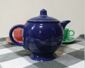 Original 1930s 1940s Fiesta teapot. Perfect for tea parties or for display in a mid-century kitchen.