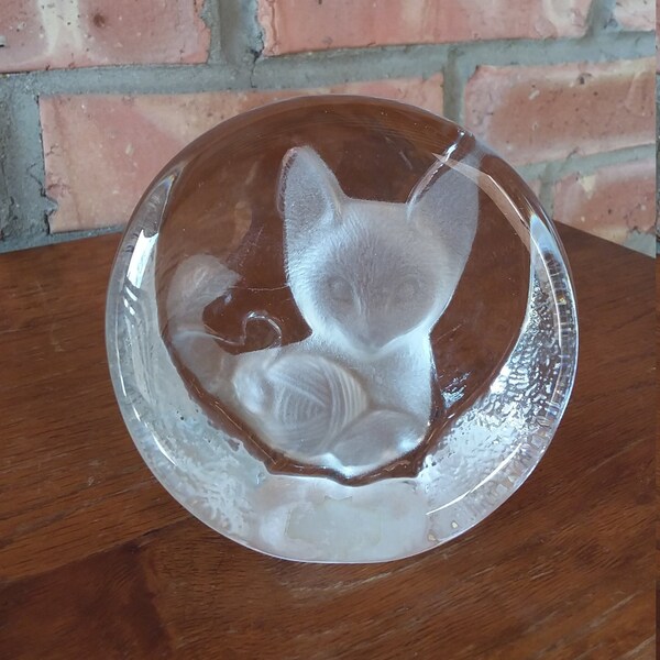 Lead crystal paperweight, cat with ball of yarn. Zajecar 24% lead crystal paperweight. Vintage 1970s.