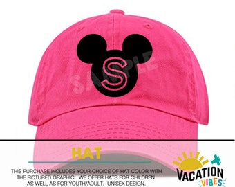 Può includere: Cappellino da baseball rosa con un designo di orecchie di Topolino nere e la lettera "S" al centro. Il testo "HAT" è sotto l'immagine e il testo "VACATION VIBES" è nell'angolo in basso a destra.