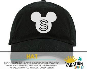 Può includere: Cappellino da baseball nero con un grafico di testa di Topolino bianco e la lettera "S" all'interno della testa. Il testo "HAT" è sotto l'immagine. Il testo "THIS PURCHASE INCLUDES YOUR CHOICE OF HAT COLOR WITH THE PICTURED GRAPHIC. WE OFFER HATS FOR CHILDREN AS WELL AS FOR YOUTH/ADULT. UNISEX DESIGN. initial can be selected from dropdown in checkout" è sotto il testo "HAT". Il testo "VACATION VIBES" è in un grafico di sole giallo con un aereo sopra il sole.