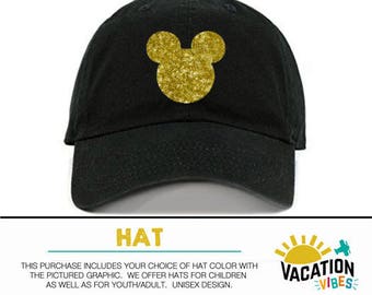 Può includere: Cappellino da baseball nero con un grafico di testa di Topolino in glitter dorato. Il testo "Vacation Vibes" è su un grafico di sole giallo con un aereo.